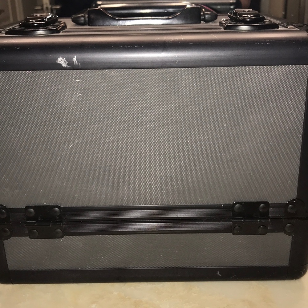 MAC makeup case discontinued 🔑 🔐 - Picture 2 of 8